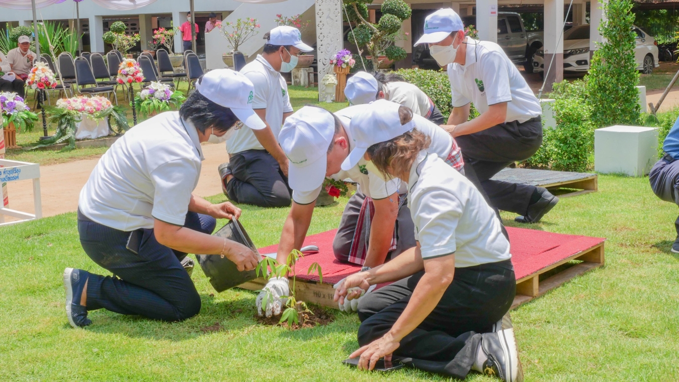 Poonphol Group Planting Activity for promoting sustainability.jpg
