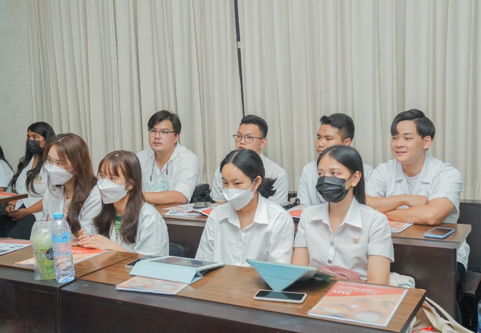 ABAC student joined the lecture.jpg